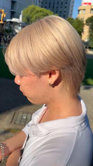 ホワイトベージュ

ブリーチ2回で作るホワイトベージュです！
色落ちはめちゃくちゃ綺麗なホワイトブロンドであまり何色にしたいか決まってない方におすすめです！ 