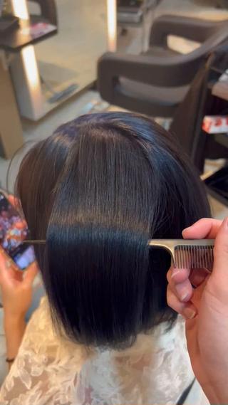 ネイビーブルー
ワインレッド履歴の方をブリーチ1回してなるべく赤を剥がしてトーン低めのネイビーブルーです 