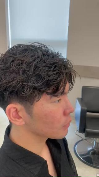 メンズ特殊パーマ

サーフカール×リバースショート

サーフカールのカール感で後ろに毛流れるスタイルが特徴でスタイリングも超簡単！

後ろに振るだけ最短5分！ 