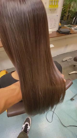 一宮市で サラツヤを叶えるなら 【オリーブオイルクラブ】の髪質改善

クセで広がる……
パサつきが気になる……
毛先がまとまらない……
カラーしてもすぐに色が落ちてしまう……

など……

髪のお悩みを解決するのは、｢今｣何をするかです。

美しい髪を手に入れるために 正しいヘアケアを心がけましょう

定期的なヘアケアで 髪は必ずキレイになります

オリーブオイルクラブの髪質改善トリートメントは、毛髪内部に 栄養素を たっぷりと送り込み、内側から髪をキレイにします

髪のお悩みを改善させ、周りから羨ましく思われる程の美髪をあなたの髪にも 