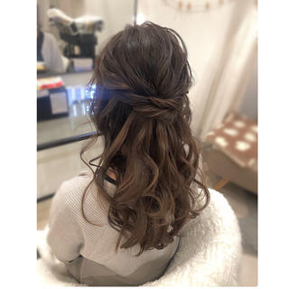 【飾りなしでも華やかで可愛いスタイル】がご希望でしたので、ルーズさとカール感をしっかり出したハーフアップに 