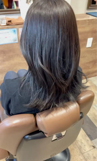 ブルーブラックカラー+くびれレイヤー

ツヤ感がとってもでやすいブルーブラック！！
韓国風のスタイルに仕上がります！！！

くびれレイヤーは今とっても人気のスタイル！！
「バッサリ切りたくないけど、ちょっとだけいつもと違う感じを出したい！」「普段スタイリングする時にもう少し動きを出したい！」
そんな方におすすめです！！ 