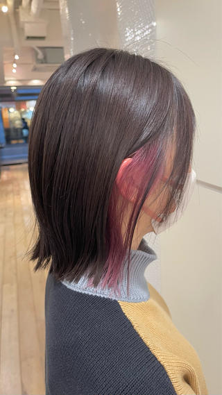ダークアッシュとピンクのインナーカラー☆
アッシュとピンクのコントラストがかわいいカラー！
落ち着いたら中にデザインをいれて一気にオシャレに！
インナーカラーのデザインは自由なのでご相談ください♪ 