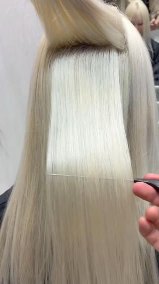 ホワイトブリーチ リタッチ

抜きっぱなしブロンド

今回のモデル様は甘ぬけの補正とリタッチでした！

補正部分は前回と前々回分の境に断毛の恐れがあったのでブリーチ材を優しい選定にし処理剤の割合を上げて薄塗りで、リスクが少なく馴染むラインまでブリーチしました！

根本1〜2mmほど空けて塗りますので頭皮が弱い方でもいつもよりシミにくく、次回のブリーチのリスクを大幅に下げることができます！

前処理・中間処理をしっかり行い、ちぎれ・ダメージを最小限に抑えます。

※黒染め・複雑履歴がある場合は事前にご相談ください
※状態によっては仕上がりに限界が出る場合があります 