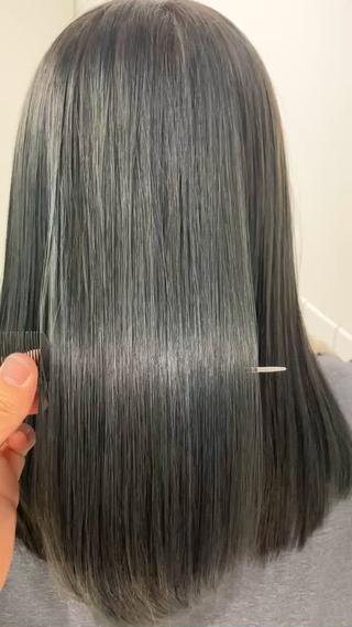 オリーブグレー。色落ちもキレイに落ちてくれるカラー剤を使って長くカラーを楽しめるようにしてます。
ツヤとしっとりまとまりはアルカリ酸熱カラーの効果です。 