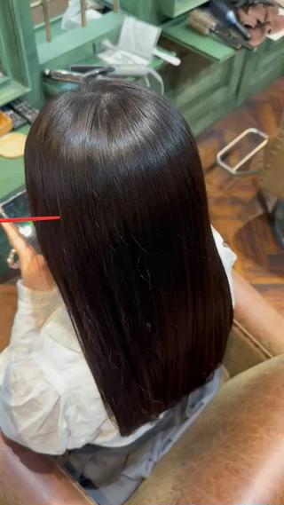 こんにちは!
今回のお客様はカットで長さを整え、髪質改善トリートメントで艶髪にケアしました!
カラーの繰り返しで痛みやパサつきが気になる方、いかがですか?