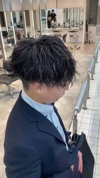 やりすぎないルーズツイスパ️
シャドウパーマとツイストスパイラルパーマのちょうど中間ほどの質感で、ほどよいスタイルになります!!
シャドウパーマほどクルクルしたくない方、ツイストスパイラルパーマほどやりすぎたくない方に大変おすすめです!!