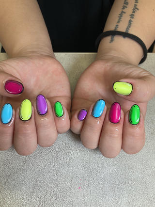 今はやりのコミックネイルです 