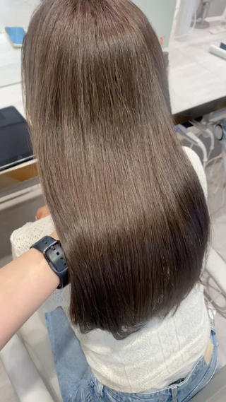 ミントベージュ/ブリーチ無しカラー/赤みなしブラウン/暗めカラー/ロングレイヤー/レイヤーカット 