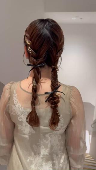 お出かけヘア/ねじねじヘア/リボンアレンジ/結婚式ヘア/2つ結びアレンジ/ツイン 