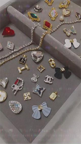 キラキラパーツは種類が豊富にございます♡