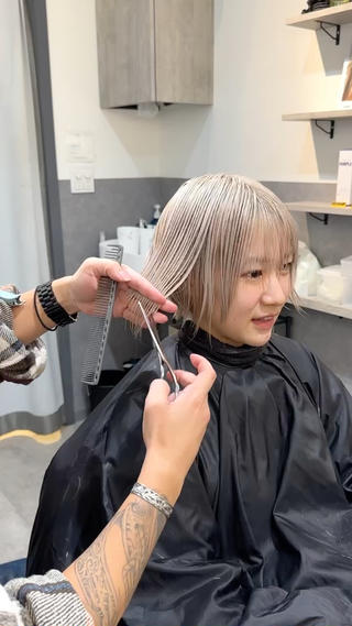 ホワイトブロンド　ショートボブ　マッシュショート 