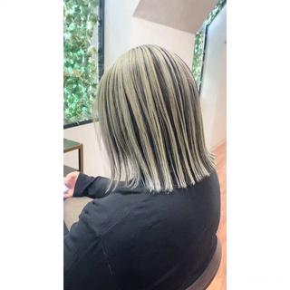 こちらのカラーはブリーチ2回以上
必要となります

※複雑な履歴のあるお客様は髪の毛の体力やダメージ次第で施錠をお断りさせて頂く場合がございます。 