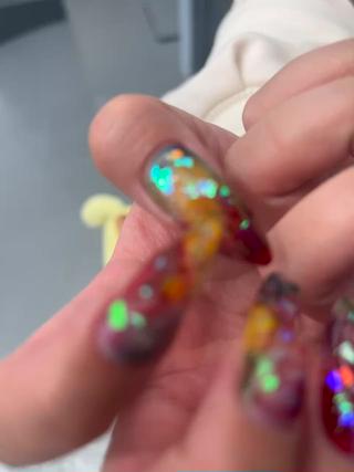 10本アクリルスカルプチュア(チップではなくアクリルの粉と液体を使った強度と密着度のあるもの)で長さを出して、お客様の御要望を最大限に詰め込んだネイルになります!
うるうるの艶々でホログラムと透明感のあるカラーがセンス抜群です