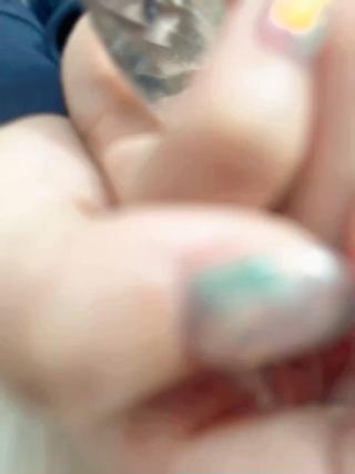 10本アクリルスカルプチュア(チップではなくアクリルの粉と液体を使った強度と密着度のあるもの)で長さを出して、お客様の御要望を最大限に詰め込んだネイルになります!
ふんわりとしたニュアンスカラーにホログラムが埋まってキラキラかわいいです!