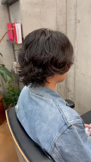 ウルフ×パーマ
硬毛、直毛、多毛の方でもカットとパーマでソフトなヘアスタイルをつくることができます。
ウルフパーマ人気上昇中!
こんな悩みがある方はぜひ一度ご来店ください♪♪
◉ウルフカットにしたいけど、自信が無い方
◉自分に似合ったウルフカットがわからない方
◉ウルフカットにしても、セットが面倒臭い方
など..
ウルフカットは髪の長さ、顔まわりのデザインが重要になってきます。
ウルフカットをしたいけど、自信がない方お任せ下さい!
あなたに合ったデザインをご提案させていただきます。
特にカットは得意です。また、ショートヘアは細部までこだわりを持って施術させていただいています!