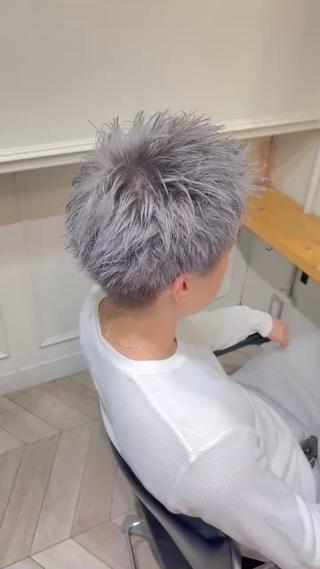 ブリーチ1回でできるシルバーカラーです!
髪質にもよりますが1回のブリーチでここまで明るくできます!