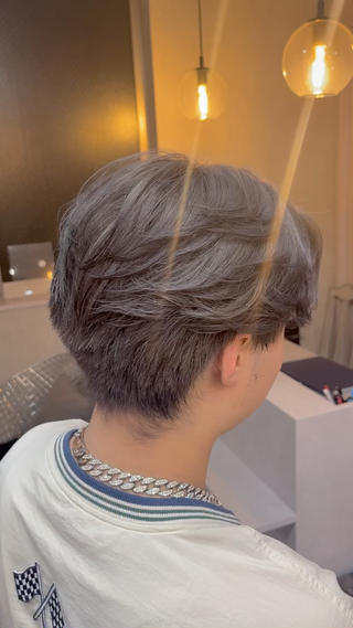 プラチナグレージュ
ブリーチカラーからのトーンダウン
メンズセットも大歓迎です
色落ちまで計算した綺麗な髪色をご提案します