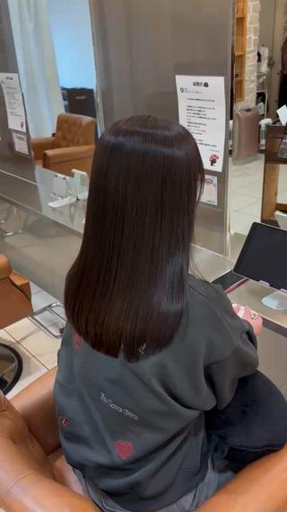 髪の悩みを解消したい方にぜひオススメしたいのが、髪質改善トリートメントです。特に、髪のダメージや広がり、乾燥に悩んでいる方には効果的です。髪の内部に栄養をしっかりと届けることで、髪本来のツヤとしなやかさを取り戻し、毎日のスタイリングが格段に楽になります。ぜひ一度お試しいただき、理想的な髪へと導くお手伝いをさせてください