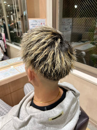 ‪メンズパーマ

ご覧いただきありがとうございます！

スキンフェード×ツイストジェット️

ブリーチ毛でもトリートメントや、ダメージ次第でパーマ可能です！

ブリーチや、カラーをしていて、ダメージが気になる方は気軽にご相談ください！ 