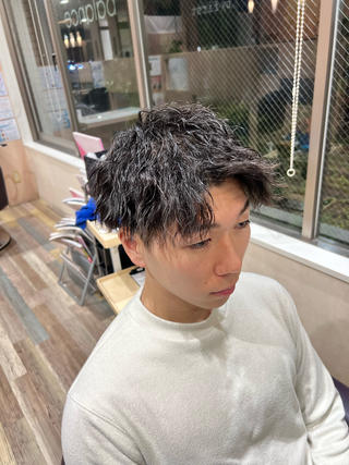 ‪メンズパーマ

ご覧いただきありがとうございます！


強め縦落ちツイストスパイラルパーマ️️

髪の毛に強い動きが欲しい方におすすめのパーマです！ 