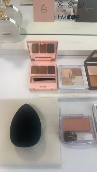 今日はメイクレッスンday
ベースメイクはお客様がお持ちのコスメを使用し
ポイントメイクはサロンのものでご提案しました
「いつもと同じ下地とファンデなのに、
塗り方でこんなに違うんだ…
今まで宝の持ち腐れでした」と、
ベースメイクの段階でびっくりされていました。
ちょっとのコツで、目のまわりが明るくトーンアップされて
すごくお綺麗でした
◯コスメはたくさん持っているけど
なんだかメイクがしっくりこない…
◯今のメイク、自分に似合ってるか不安
◯久々にマスクを外すと、メイクのバランスがわからなくなった
という方は、ぜひ「ご自身に似合うメイク」を
知りにレッスンにいらしてくださいね
初心者さんも大歓迎です。
#メイクレッスン横浜
#メイクレッスン神奈川
#ナチュラルメイク
#似合うメイク
#顔タイプ診断
#顔タイプ診断横浜
#パーソナルカラー診断
#パーソナルカラー診断横浜
#骨格診断
#骨格診断横浜
#トータル診断横浜