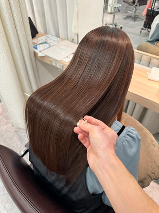 
カット＋縮毛矯正

1.	仕上がり
・髪の毛がまっすぐでツヤのある状態になります。
・雨や湿気の日も広がらずスタイリングが楽になります。
2.	持続期間
・一度施術を行うと、髪が生え変わるまでまっすぐな状態が持続します。
・根元が伸びてくると再度施術が必要になる場合があります（約6ヶ月～1年程度）。

メリット

•くせ毛の悩みを解消
強いうねりやチリチリした髪を直毛にすることで、毎日のスタイリングが簡単になります。
•時間短縮
髪を乾かす時間やセット時間が大幅に短縮されます。
•ツヤ感アップ
髪がツヤツヤに見えるため、全体的に健康的な印象を与えます。 