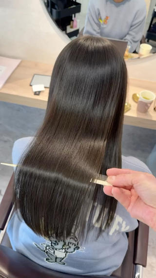 
カット＋縮毛矯正

1.	仕上がり
・髪の毛がまっすぐでツヤのある状態になります。
・雨や湿気の日も広がらずスタイリングが楽になります。
2.	持続期間
・一度施術を行うと、髪が生え変わるまでまっすぐな状態が持続します。
・根元が伸びてくると再度施術が必要になる場合があります（約6ヶ月～1年程度）。

メリット

•くせ毛の悩みを解消
強いうねりやチリチリした髪を直毛にすることで、毎日のスタイリングが簡単になります。
•時間短縮
髪を乾かす時間やセット時間が大幅に短縮されます。
•ツヤ感アップ
髪がツヤツヤに見えるため、全体的に健康的な印象を与えます。 