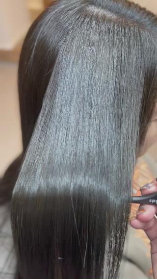 矯正履歴あり。
根本の癖だけアイロンで伸ばしてます。