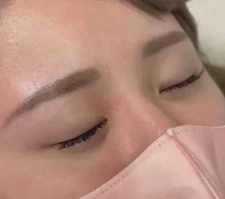 +550円でケラチンブースト可能
まつ毛の90%ケラチンで構成されていると言われています。
ラッシュリフトはセッティング剤により科学的に毛の内部を変化させるため、ケラチンを表面に塗ることによりダメージから髪を守ることができ、
まつ毛の質の修復改善に繋がります。
瞼のリフトアップ効果
逆まつ毛の矯正効果
下がりまつ毛が気になる方
グルーアレルギーでまつエクを付けれない方
自まつ毛派の方
ビューラーが苦手な方
・80°立ち上げる為、瞼のリフトUP抜群!
・カールを付けないので自まつ毛を最大限に長く魅せます
・影を無くし、白目に光が入る事でブライト効果があり、目が輝いて見えます
・持続性4~6週間
・自まつ毛が傷みにくい
《 不向きな方 》
・自まつ毛に部分的に生えていない箇所がある
・瞼が厚く生え際が埋まってしまっている
パーマ液はまつげ用は大きく分けて下の2種類です。
チオ系(医薬部外品登録)
シスアミ系(化粧品登録)
それぞれの特徴は、チオ系は感作製が少なく安定しておりハリコシがあるカールを作ることができます。シスアミ系はタンパク質を破壊しにくく、一般的に低ダメージと言われています。
そしてこの2つの還元剤の大きな違いと言えるのがそれぞれの登録カテゴリーです。医薬部外品登録と化粧品登録となっていますね。
パリジェンヌラッシュリフトはシスアミ系なので自まつげに負担が少なく優しい薬剤です。
その為2度付けしてしっかりカールを作っていきます。
初めての方やハリコシがありかかりにくい方は1ヶ月以内に再度かけることによりよりしっかり立ち上げることができます。
こんな方はかかりにくいです
どれだけしっかりロッドに巻き付け、薬剤を長く浸けたとしても、どうしてもかかりにくい方がいます。それどころか長く置くほどまつげを痛めてしまう原因になってしまいます。
長く置けばかかると思いがちですが毛質、生活習慣、体調、ホルモンバランスにより、どうしてもかかりにくい方がいらっしゃいます。
その理由としては以下の点です。
◆太くてハリのあるまつげ
キューティクルがしっかりしている健康なまつげはパーマ液が浸透しにくくなるため。
◆細いまつげ
パーマの液剤が浸透しにくい
◆柔らかいまつげ
固定する力が弱く、パーマが持続しにくい
◆ホルモンバランスの乱れ
生理中や生理不順、出産直後など
◆タンパク質の減少
年齢によりタンパク質が減少している。
痛みすぎて毛の芯がない。
タンパク質が流れ出ていっている。
もしくは壊されてる。etc...
体調不良
風邪をひいていた。
もしくは風邪が長引いている。
薬を飲んでいる
飲んでいるお薬の成分によりますが何らかの成分により毛質に影響をうけている
目をゴシゴシかいている、ビューラーを使っている
これらの方はタンパク質が減少している恐れがあります。
どうしてもかかりにくい方は再度かけ直す必要があります。
#名古屋マツエク#名古屋マツエクサロン#名古屋まつ毛エクステ#名古屋まつげエクステ#名古屋マツゲエクステ#名古屋アイラッシュ#名古屋アイラッシュサロン#名古屋マツゲパーマ#名古屋まつ毛パーマ#マツパー#パリジェンヌ#パリジェンヌラッシュリフト#名古屋パリジェンヌ#名古屋パリジェンヌラッシュリフト#根元から立ち上げパーマ#ラッシュリフト#Lカール#Cカール#マツゲパーマキュートデザイン#HBL#眉毛パーマ#まゆ毛パーマ#まゆげパーマ#マユゲパーマ#ハリウッドブロウリフト#名古屋ハリウッド#名古屋ハリウッドブロウリフト#ブロウラミネーション#ブロウラミネート#フラットマット#フラットマットラッシュ#ボリュームラッシュ#フェザーラッシュ#バインドロック#バインドフラット#Wフラット#2Dフラット#ラッシュアディクト#マツ育#マユ育#まゆ育#まつ育#名古屋ラッシュアディクト#フェイシャルソニック#名古屋ソニック#名古屋フェイシャル超音波#ケラチンブースト#アイシャンプー#低刺激グルー#ブチルグルー#ヘッドスパ#エグータム#マツゲ美容液#まつげ美容液#spicare#vos#イノスピキュール#v3ファンデーション#眉毛