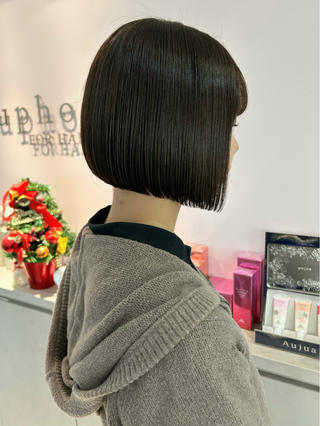 乾かすだけで形が決まりやすいように、量感や質感を細かく調整しています。
顔まわりのフィット感や首元の抜け感など、ひとりひとりに似合わせたバランスでカットしているので、初めてボブに挑戦する方でも扱いやすい仕上がりになっています◎
スタイリングが苦手な方や、毎日のセットを少しでも楽にしたい方にもおすすめの長さです!
ボブはシルエット次第で雰囲気が大きく変わるので、「こういう感じにしたい」「似合う形が分からない」など、どんなお悩みでもお気軽にご相談ください♪
あなたに合ったデザインをご提案しますので、ぜひ一度お任せください。
ご予約・ご相談もお待ちしております!』