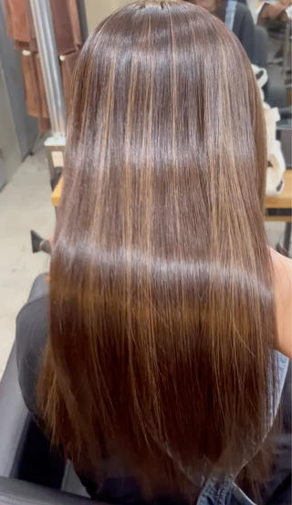 髪質改善カラーで髪もツヤツヤに
アミノ酸、酸性成分、ケラチン、水分など髪に必要な成分を入れ込むだけでなく内側で擬似的な結合を作ることでより髪の中に留まり、やる度にどんどん綺麗になっていきます！ 