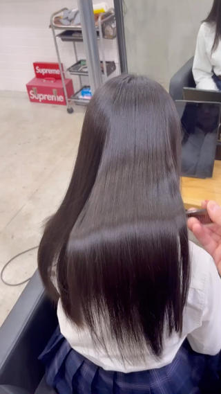 真っ直ぐになるだけでなく、乾かしただけで艶が誕生する美髪縮毛矯正
縮毛矯正で綺麗になったこともない！ような人もどんな髪質の方でもお待ちしております 