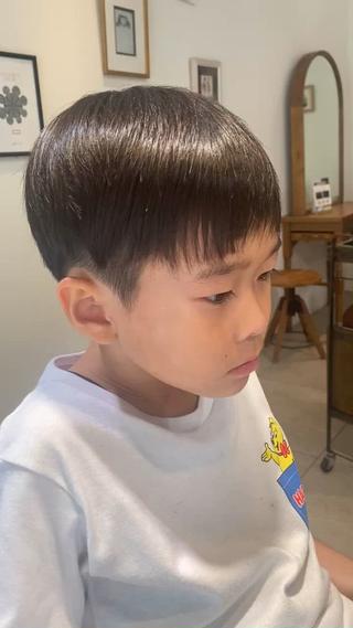 襟足が伸びて来てくるんとなった毛が首元に当たると痒いそうで襟足はしっかり短め刈り上げにしてスッキリと
サイドはツーブロックで男の子らしさも出してます
スタイリング無しですがかっこいいです 