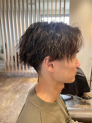 人気のセンターパートニュアンススパイラルパーマ
伸びてきた時にも崩れにくく持ちが良い、頭の丸みにとことん沿ったラウンドカット☆
乾かすだけで決まる再現性の高さ、時短☆
髪質を見極めた絶妙な質感&毛量調整☆
360°どこから見ても綺麗なシルエット☆
20年以上積み重ねてきた経験とこだわり抜いた技術で一人ひとりに合わせて丁寧にカットしていきます☆
ぜひお気に入り登録していただき、カウンセリング等にお使いください️