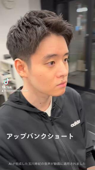 ビジネスヘアにも振れるショートヘアです 