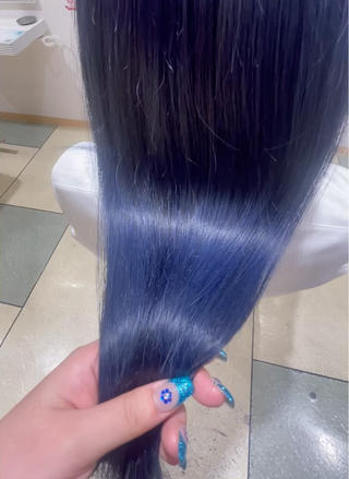 ワンブリーチトステアトリートメント

初ブリーチで夏らしいブルーカラー 