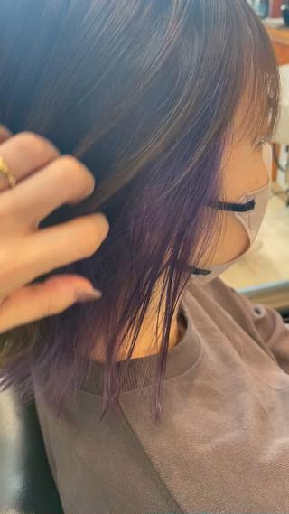 パープルのインナー人気です♪
ブリーチはケアブリーチでダメージ抑えることも出来るのでご相談下さい 