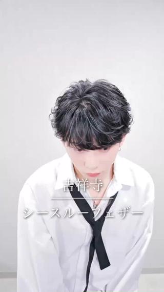 女子ウケ抜群のシースルフェザー
上げも下ろしもできます！
カットのベースはラウンドマッシュで刈り上げないくらいがポイント！
パーマはフェザーパーマでアイロンで作ったような質感に

#吉祥寺フェザーパーマ
#吉祥寺フェザーショート 