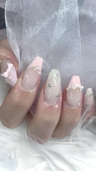  ちゅるんベージュ × ribbon design 

肌なじみのいいベージュカラーに
さりげないリボンとストーンを合わせた
上品ガーリーネイル

ちゅるんとしたツヤ感で
シンプルだけど可愛いデザインに仕上げました

オフィスネイルにもおすすめです

フィルイン対応
試し塗りOK
カラー調合OK

カラーやパーツは
お爪に乗せて確認しながらお選びいただけます

#ネイル
#ベージュネイル
#リボンネイル
#ちゅるんネイル
#ガーリーネイル
#韓国ネイル
#ワンホンネイル 