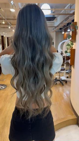 王道ギャル

ギャルと言えばハイトーン

ロングと相性抜群

カット、カラー迷ってる方は是非お任せ下さい 