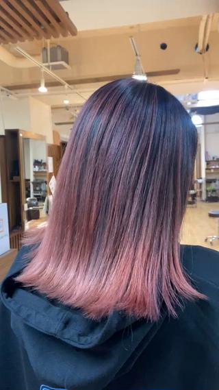 バレイヤージュ

ベージュ、シルバー系のイメージが強いですが、意外とこのようなカラーも相性良いです 