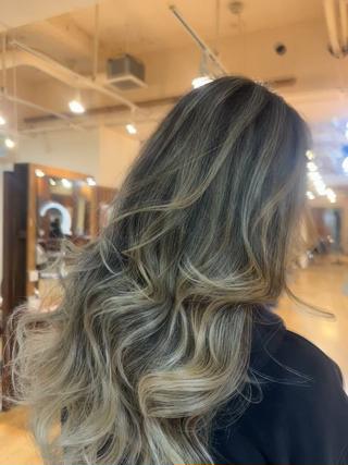 外国人風バレイヤージュ


ベースを明るめにすることで、海外の女性らしい雰囲気を演出できます

普段ストレートなのか巻くスタイルなのかによってデザインは変えています


バレイヤージュ、ハイライト等デザインカラーはお店選び重要です


本格的な海外風スタイルをお求めの方一度ご来店ください 