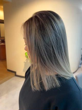 バレイヤージュ／balayage

このクオリティでデザイン出来るのは、関東でも限られたお店だけ。

少し前までは外国人風・ギャルなどと言われていましたが、今では白髪ぼかしとも言われ幅広い年齢層のお客様に、ご来店頂きます

・ブリーチしてもオレンジまでしか抜けなかった
・長時間かかる
・都内まで通うのは大変
・思ったデザインにはならなかった

こういった悩みは全て解消できます

是非一度僕にお任せください 