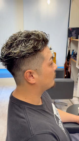 極道パーマにメッシュを入れて、立体的なウェーブの動きを出したスタイルです！
ジェル等で後ろにかきあげるだけでキマります 