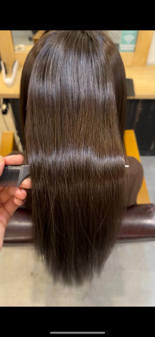 酸性ストレート♡普通の縮毛矯正では出せないツヤ感と柔らかさを出しながら、ダメージを軽減してしっかりとクセを伸ばします!
ブリーチ毛の方や、ダメージが気になる方でも可能です★
是非ご相談ください!