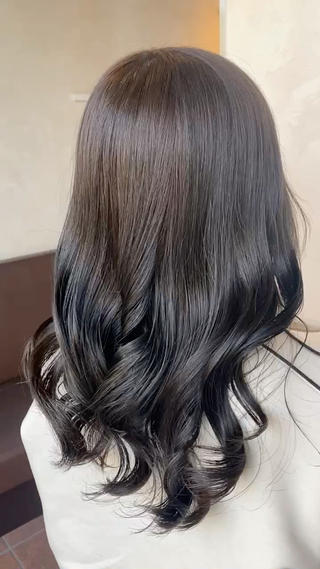 元の黄身をカバーしアッシュ系で透明感あるカラーに️
ブルーブラックのカラーでも、ブルー感無くカラーする事ができます！
バイトとかお仕事の関係でカラーを暗くしないといけない方！
是非お任せ下さい 
