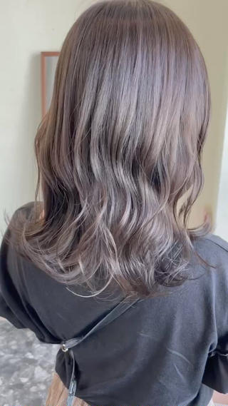 暗髪透明感カラーで暗めでも柔らかく
光を透き通しやすいカラーを使っているので、
暗くても重く見えにくいのが特徴です
もちろん暗めなので色持ちも良いです!
ぜひ挑戦してみてくださいね