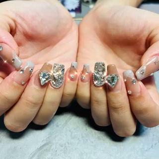 キラっキラ

ハンドも出来るようになって半年。

お爪がMAX長くなりました。

いつも綺麗な状態でお越し頂きありがとうございます♡

#美意識高い
#ワンホンネイル
#綺麗目ネイル
#柏持込デザイン

＊有料パーツ有 