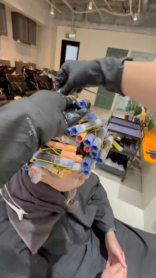 お客様のリアルな施術風景です
メンズパーマ得意です

10代〜40代まで幅広く担当させていただいております！
大宮で垢抜けたい方ぜひご来店お待ちしております！ 